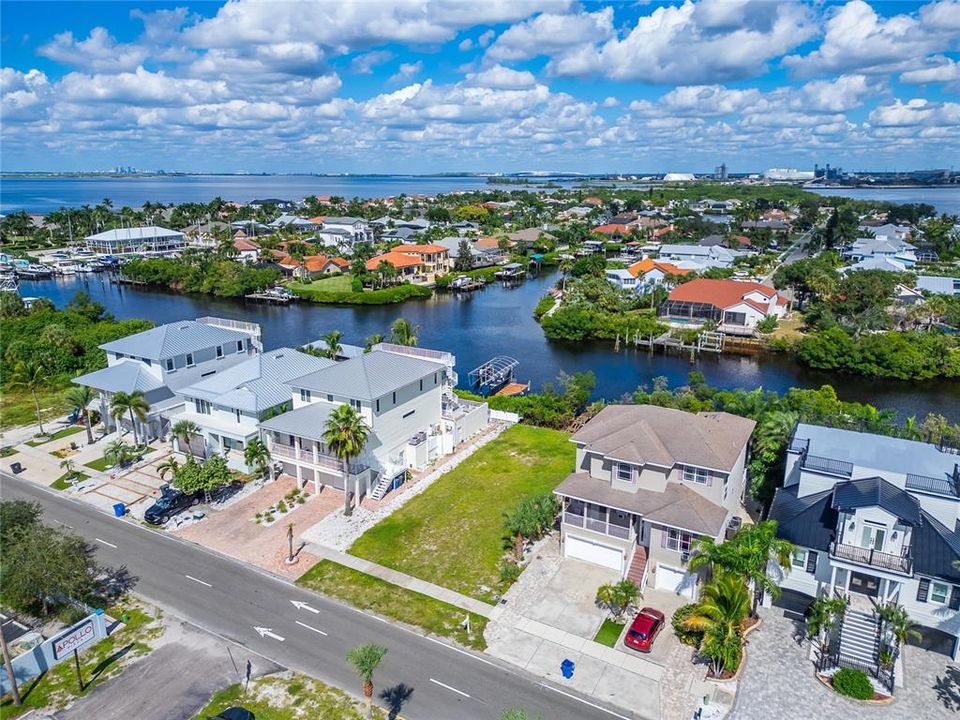 На продажу: $475,000 (0.22 acres)