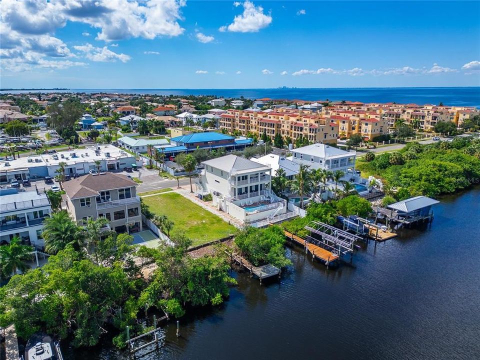 На продажу: $475,000 (0.22 acres)