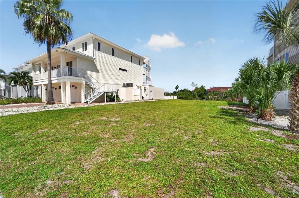 На продажу: $475,000 (0.22 acres)