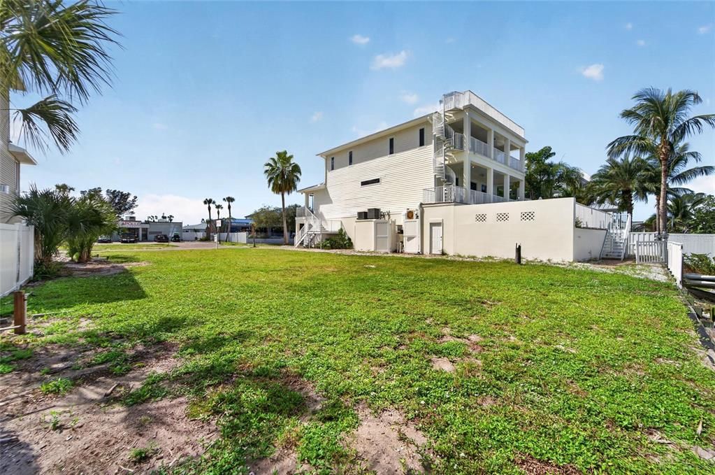 На продажу: $475,000 (0.22 acres)