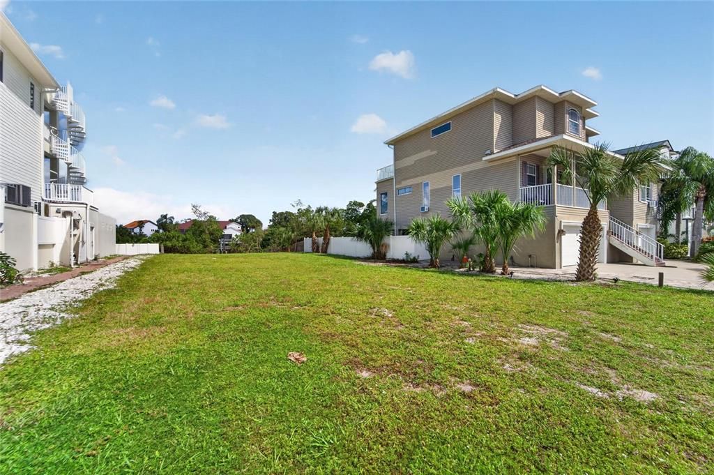 На продажу: $475,000 (0.22 acres)