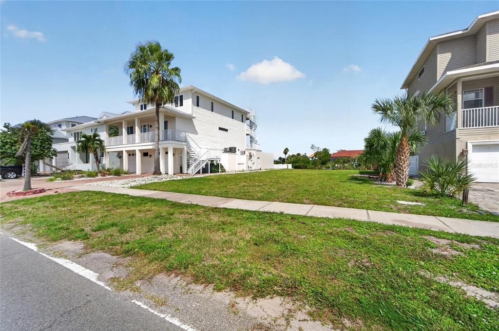 На продажу: $475,000 (0.22 acres)