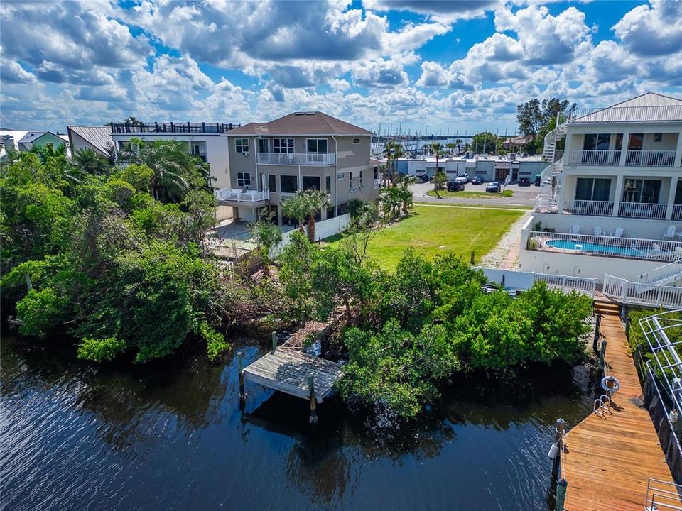 На продажу: $475,000 (0.22 acres)
