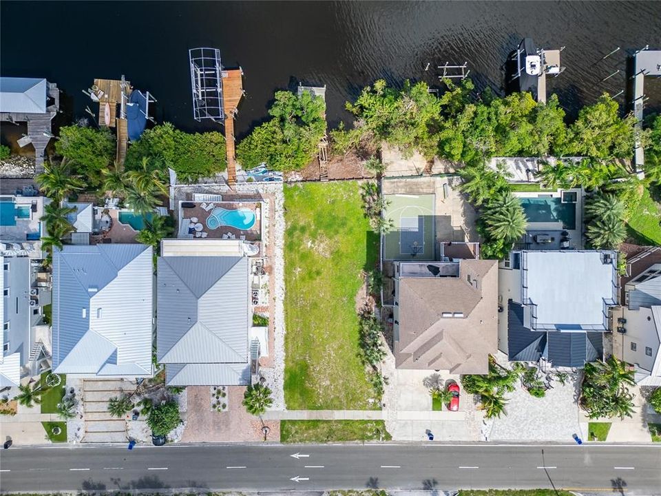 На продажу: $475,000 (0.22 acres)