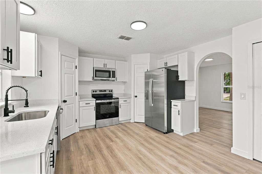 На продажу: $365,000 (5 спален, 2 ванн, 2320 Квадратных фут)