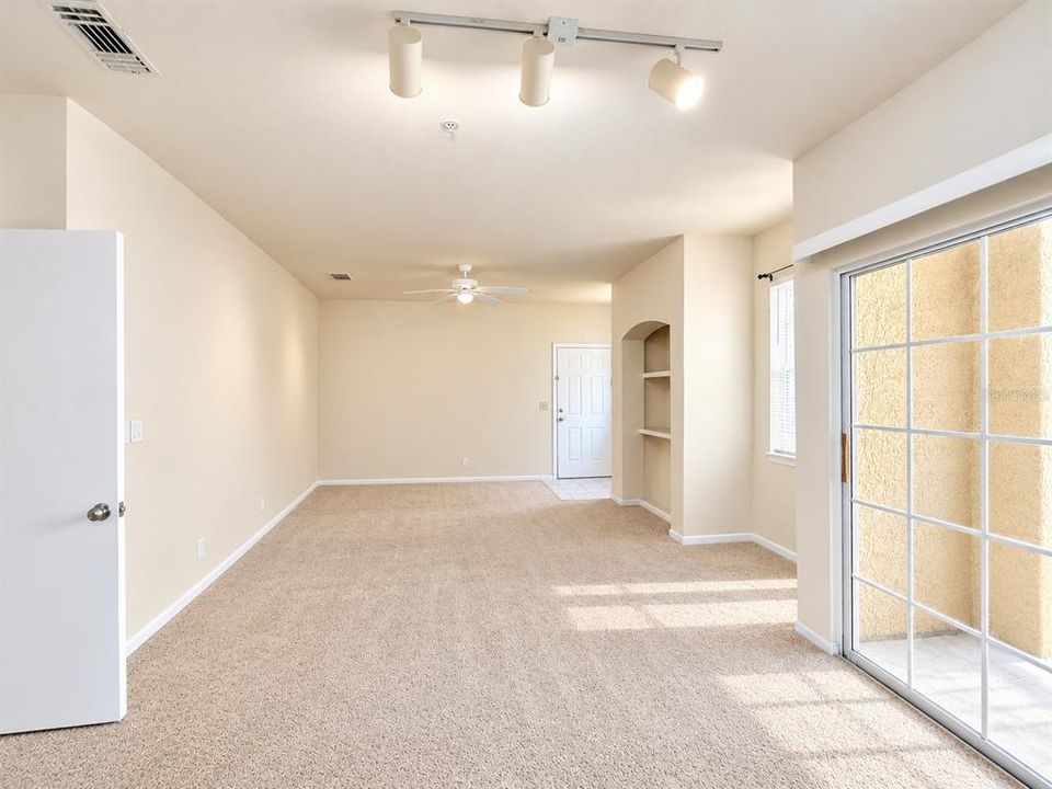 For Sale: $140,000 (1 beds, 1 baths, 829 Square Feet)