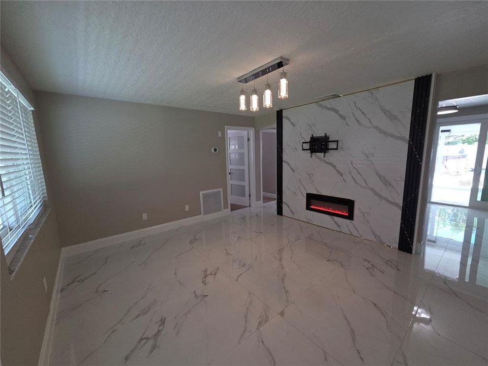 En Venta: $399,900 (4 camas, 2 baños, 1187 Pies cuadrados)