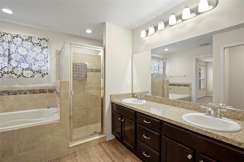 For Sale: $375,000 (4 beds, 2 baths, 1722 Square Feet)