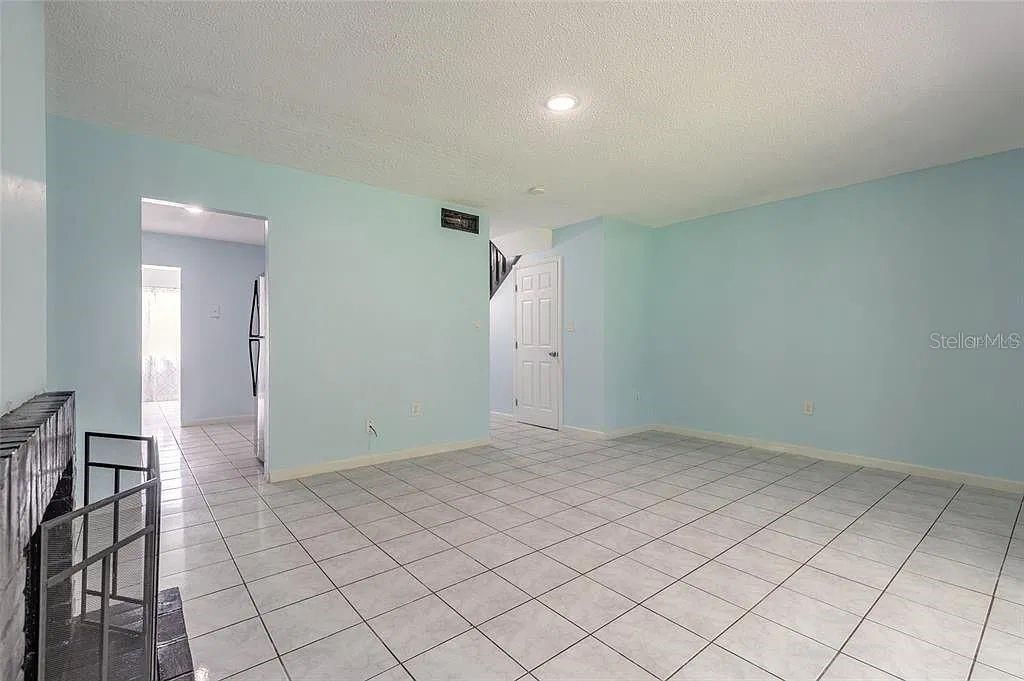 For Rent: $1,700 (3 beds, 2 baths, 1405 Square Feet)