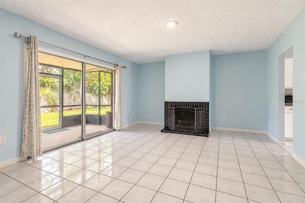 For Rent: $1,700 (3 beds, 2 baths, 1405 Square Feet)