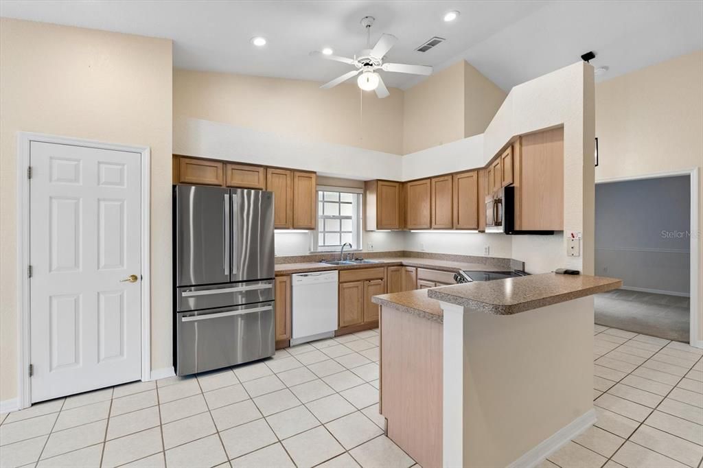 For Rent: $2,200 (3 beds, 2 baths, 1674 Square Feet)