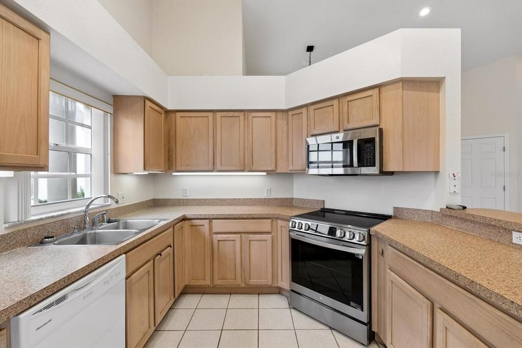 For Rent: $2,200 (3 beds, 2 baths, 1674 Square Feet)