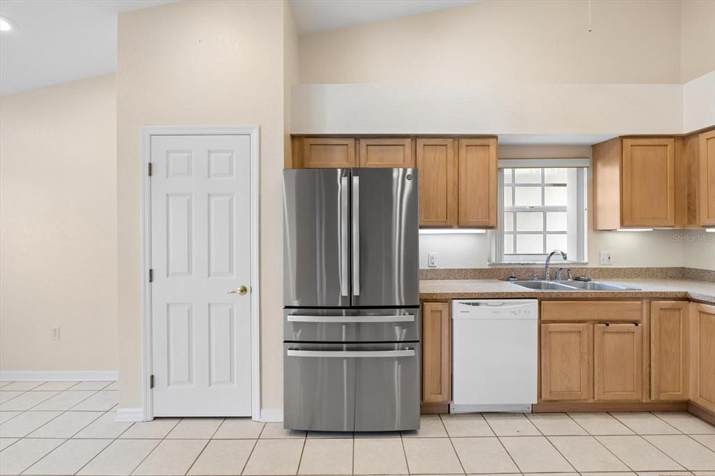 For Rent: $2,200 (3 beds, 2 baths, 1674 Square Feet)