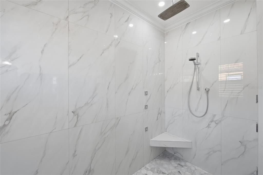 En Venta: $750,000 (4 camas, 2 baños, 2268 Pies cuadrados)
