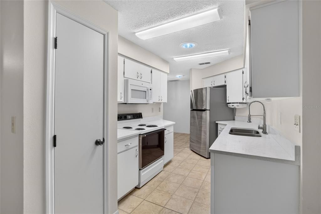 На продажу: $209,900 (2 спален, 2 ванн, 1335 Квадратных фут)