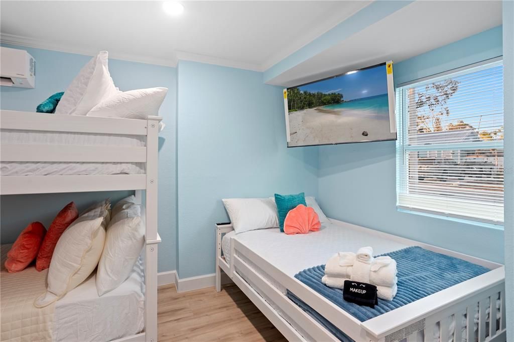 En Venta: $915,000 (4 camas, 3 baños, 1976 Pies cuadrados)