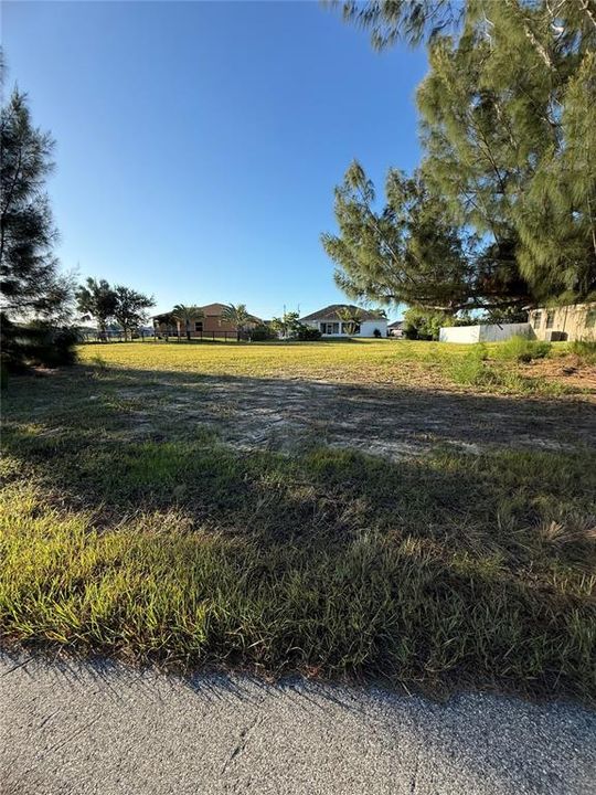 На продажу: $82,000 (0.24 acres)