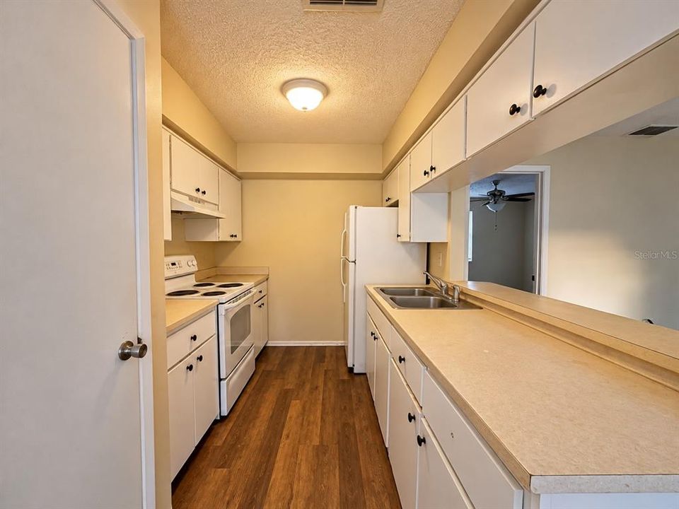 For Rent: $1,100 (1 beds, 1 baths, 855 Square Feet)