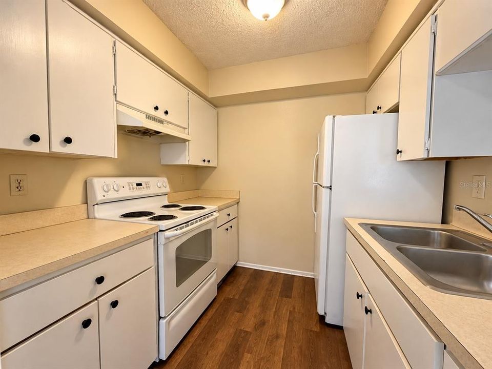 For Rent: $1,100 (1 beds, 1 baths, 855 Square Feet)