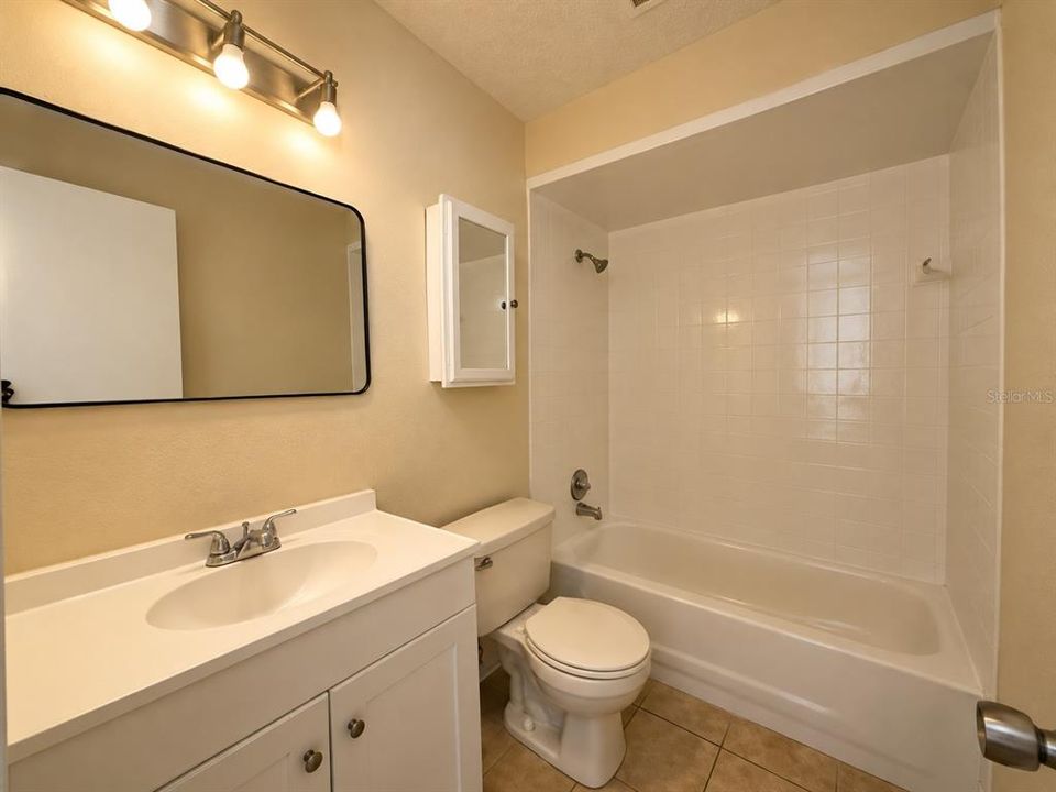 For Rent: $1,100 (1 beds, 1 baths, 855 Square Feet)