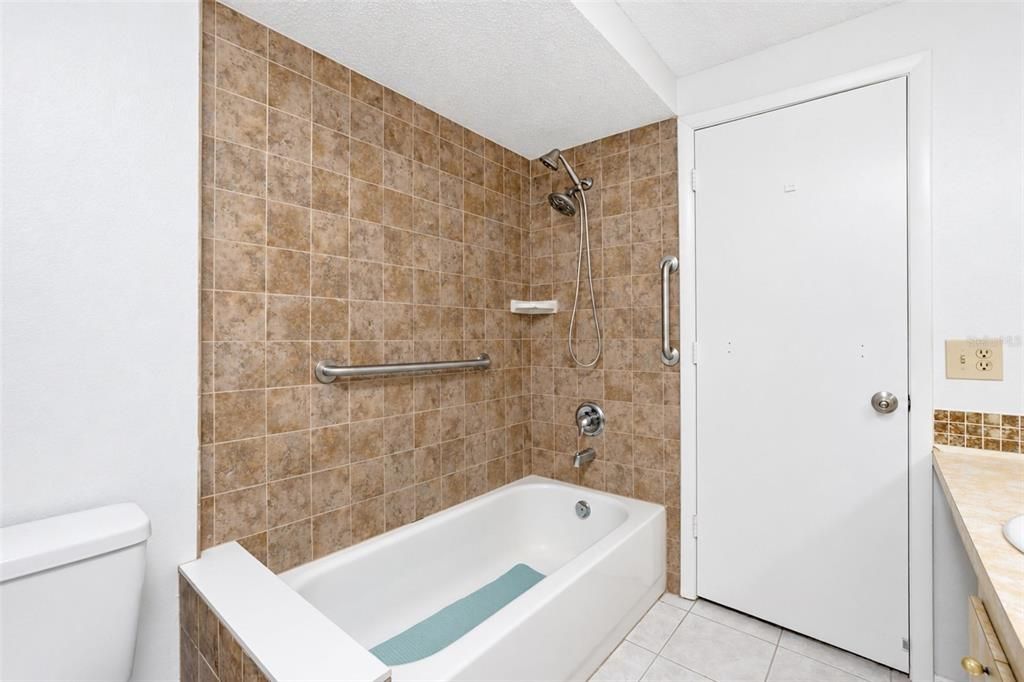 En Venta: $240,000 (2 camas, 2 baños, 1252 Pies cuadrados)