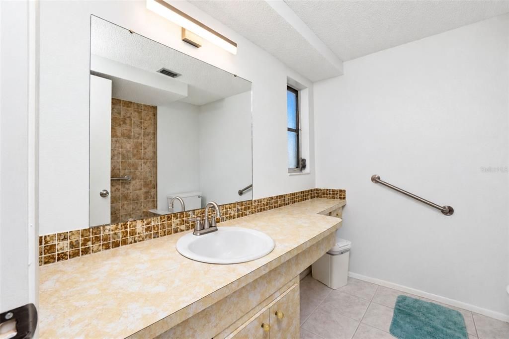 En Venta: $240,000 (2 camas, 2 baños, 1252 Pies cuadrados)