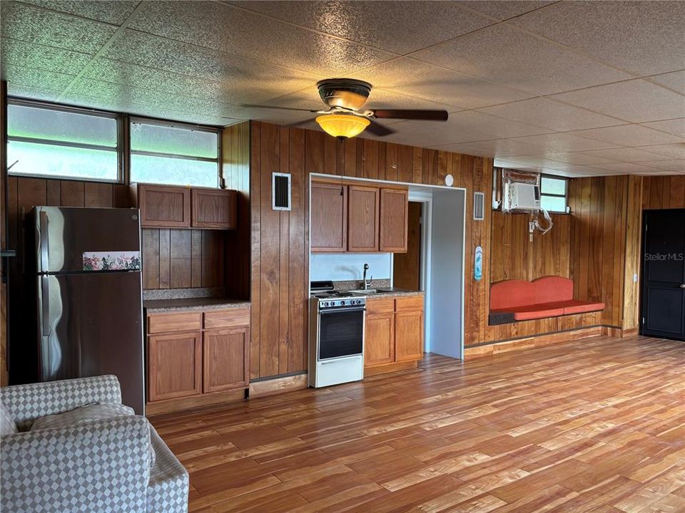 For Rent: $1,150 (1 beds, 1 baths, 1000 Square Feet)