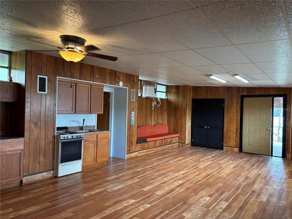 For Rent: $1,150 (1 beds, 1 baths, 1000 Square Feet)