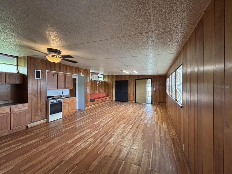 For Rent: $1,150 (1 beds, 1 baths, 1000 Square Feet)