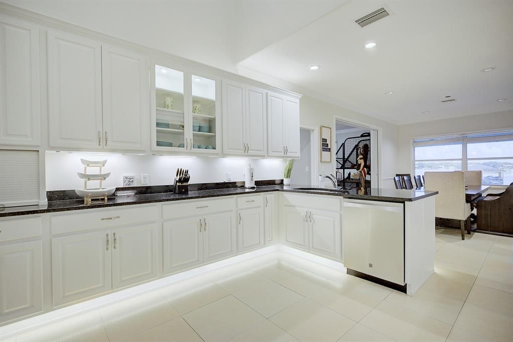 For Sale: $2,588,000 (8 beds, 7 baths, 8158 Square Feet)