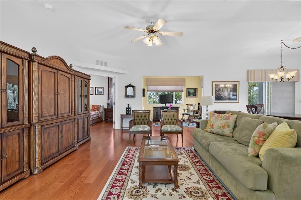 For Sale: $268,000 (3 beds, 2 baths, 1640 Square Feet)
