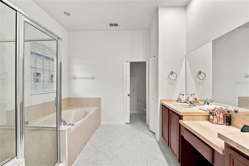 En Venta: $540,000 (4 camas, 2 baños, 2945 Pies cuadrados)
