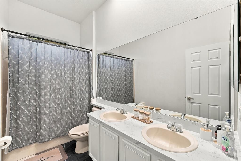 En Venta: $540,000 (4 camas, 2 baños, 2945 Pies cuadrados)