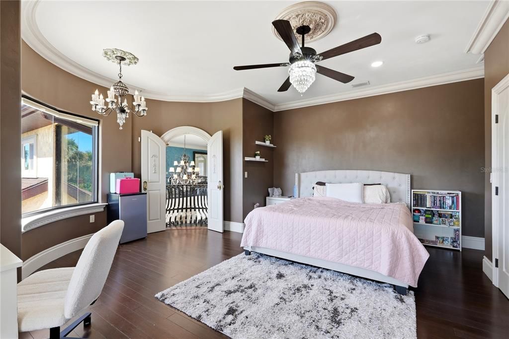 En Venta: $2,199,000 (4 camas, 4 baños, 5650 Pies cuadrados)