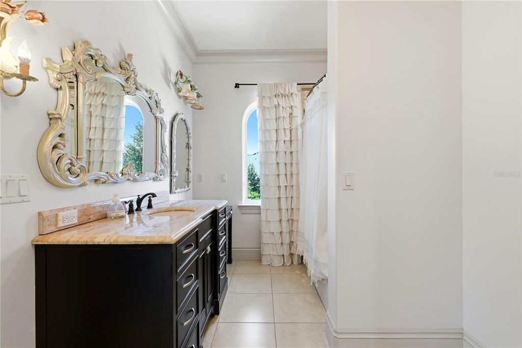 En Venta: $2,199,000 (4 camas, 4 baños, 5650 Pies cuadrados)