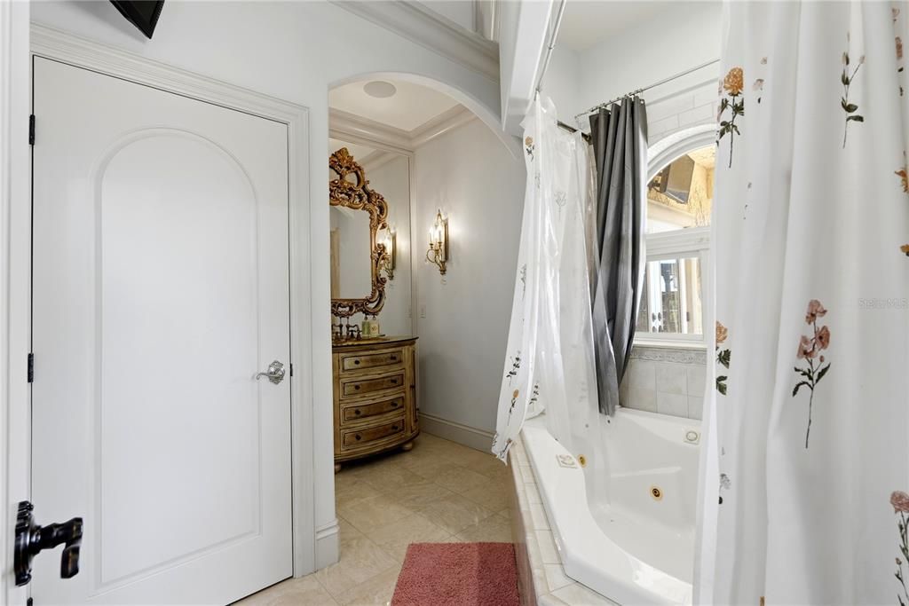 En Venta: $2,199,000 (4 camas, 4 baños, 5650 Pies cuadrados)