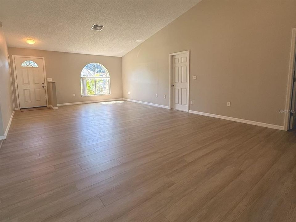 На продажу: $399,999 (4 спален, 2 ванн, 1822 Квадратных фут)