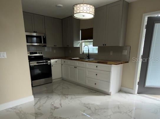 For Sale: $279,999 (3 beds, 2 baths, 1320 Square Feet)