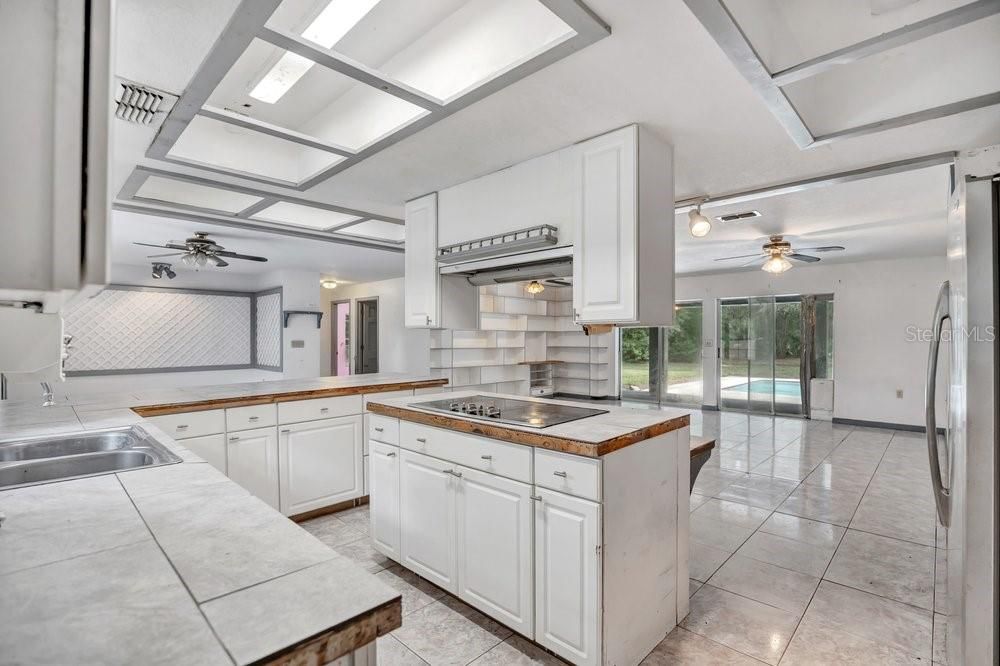 На продажу: $350,000 (3 спален, 2 ванн, 1800 Квадратных фут)