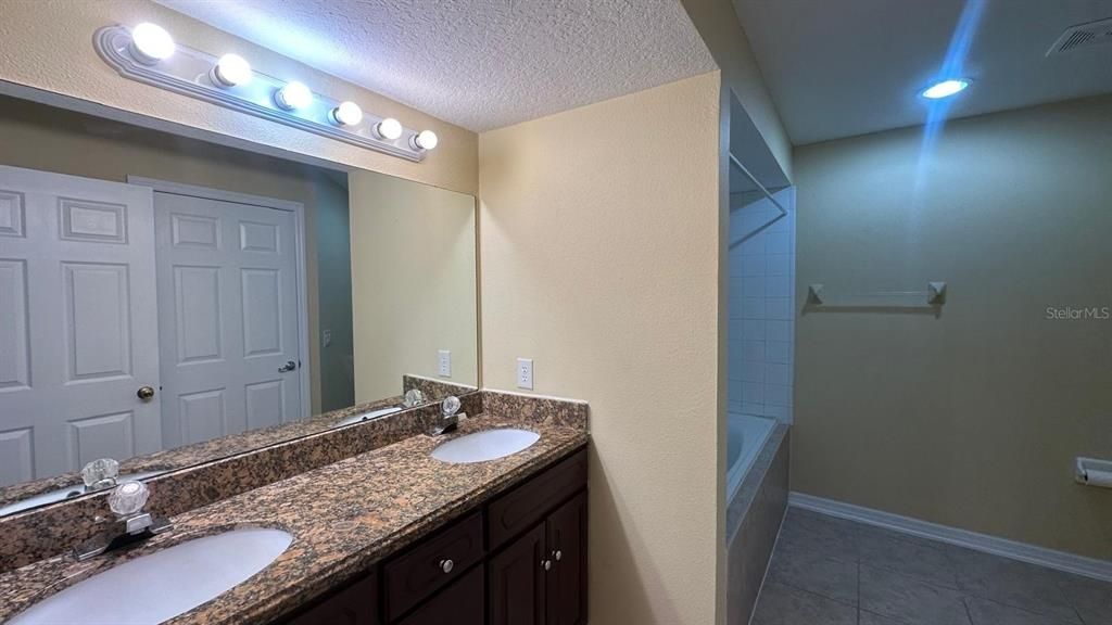 В аренду: $1,850 (4 спален, 3 ванн, 1320 Квадратных фут)