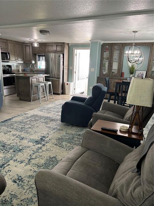 For Sale: $249,000 (2 beds, 2 baths, 1081 Square Feet)