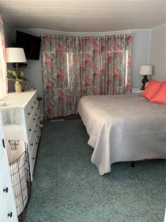 For Sale: $249,000 (2 beds, 2 baths, 1081 Square Feet)