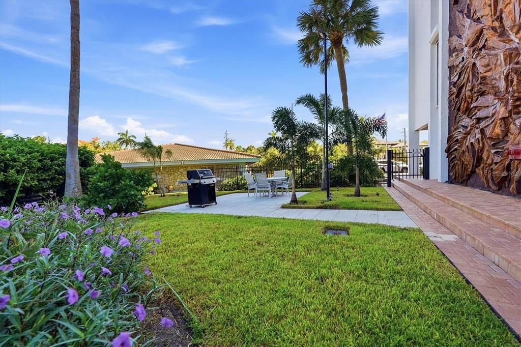 For Sale: $1,075,000 (2 beds, 2 baths, 1275 Square Feet)
