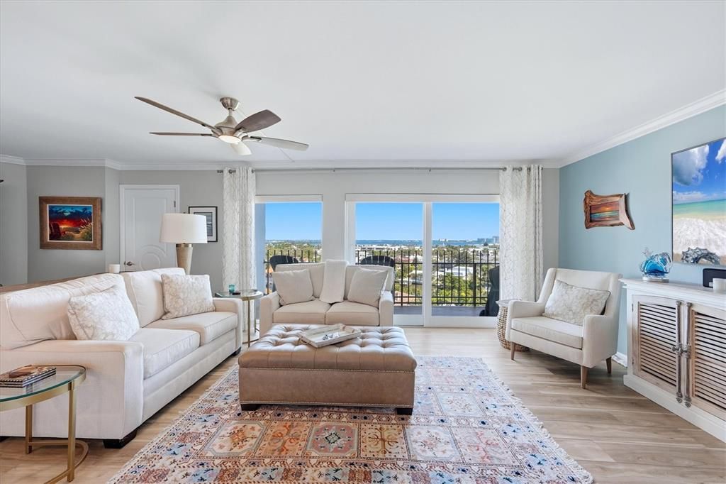 For Sale: $1,075,000 (2 beds, 2 baths, 1275 Square Feet)