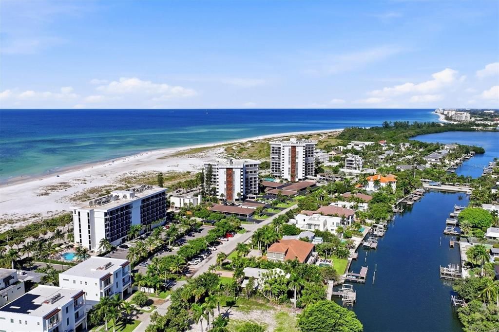 For Sale: $1,075,000 (2 beds, 2 baths, 1275 Square Feet)