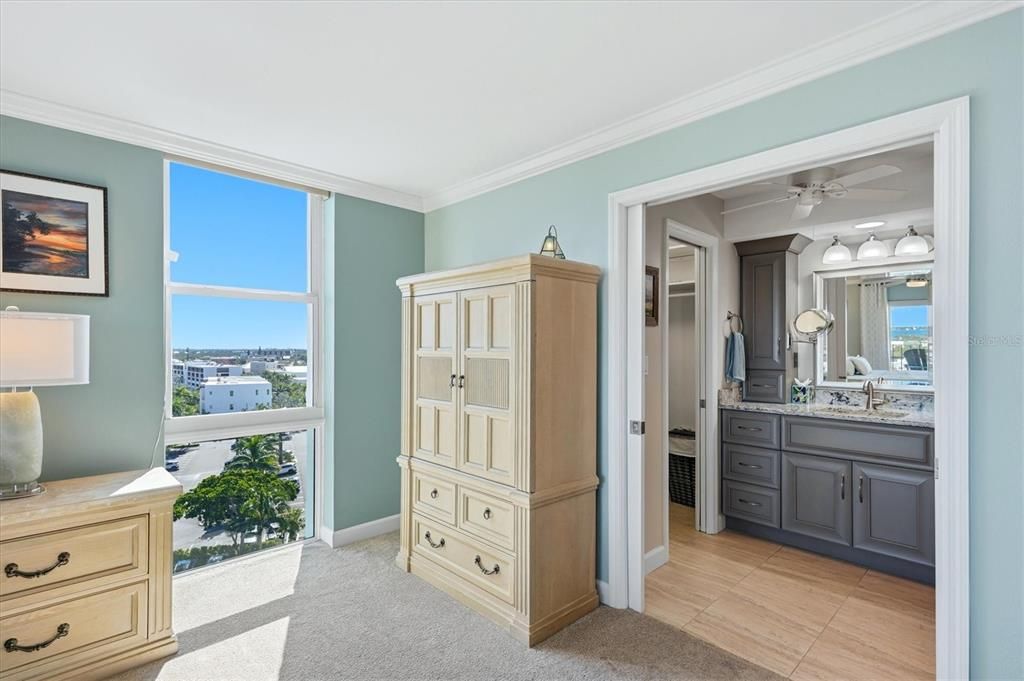 For Sale: $1,075,000 (2 beds, 2 baths, 1275 Square Feet)