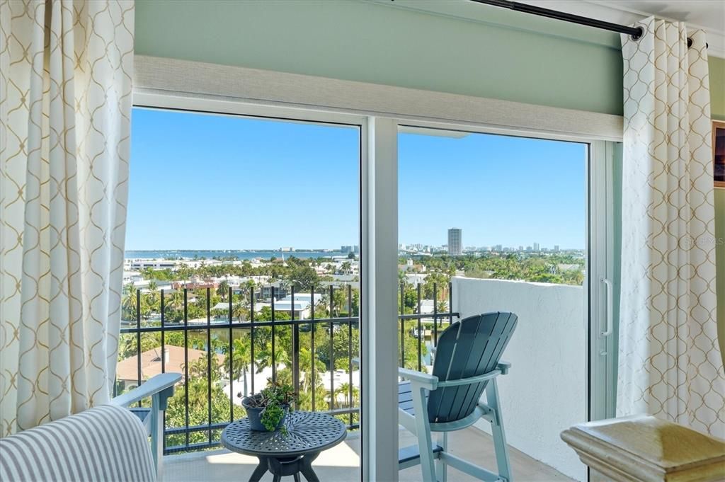 For Sale: $1,075,000 (2 beds, 2 baths, 1275 Square Feet)