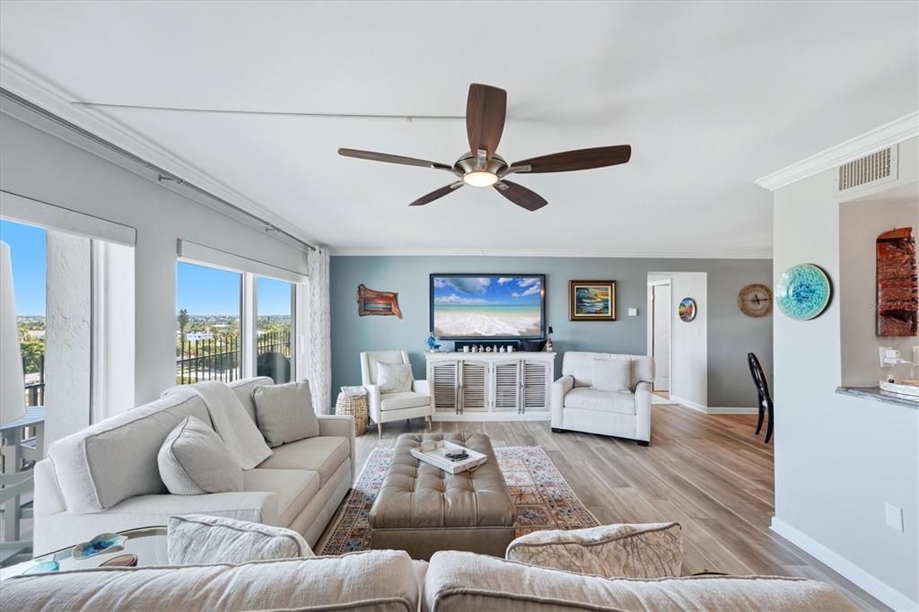 For Sale: $1,075,000 (2 beds, 2 baths, 1275 Square Feet)