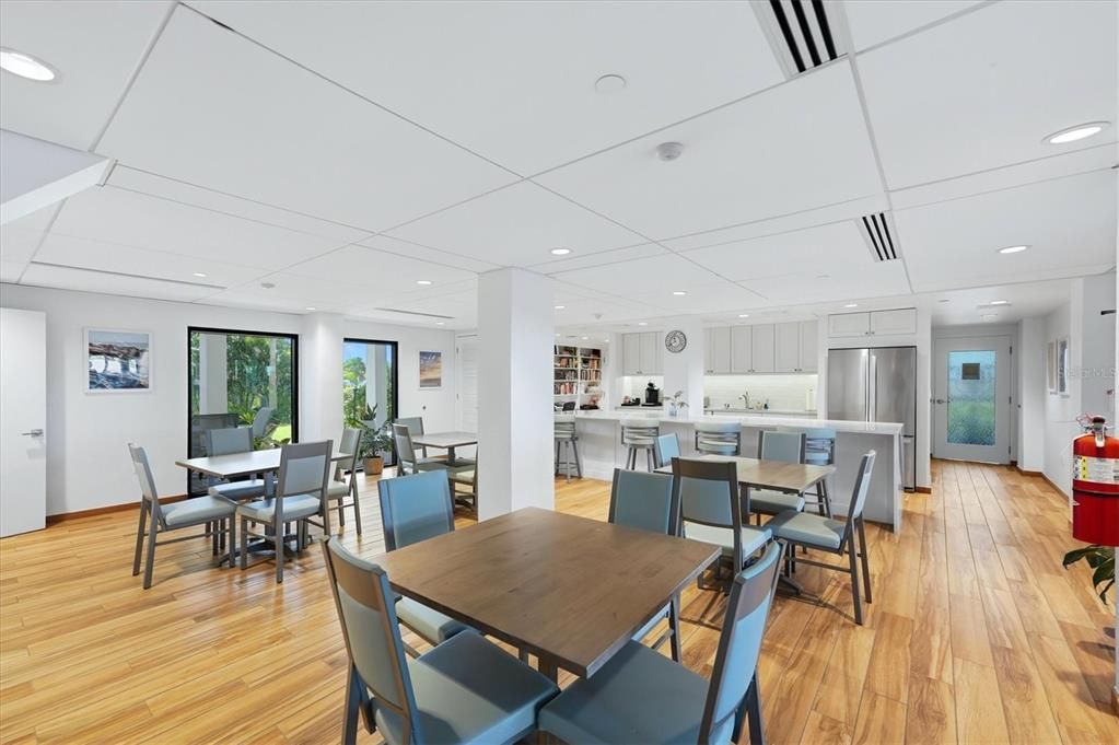 For Sale: $1,075,000 (2 beds, 2 baths, 1275 Square Feet)