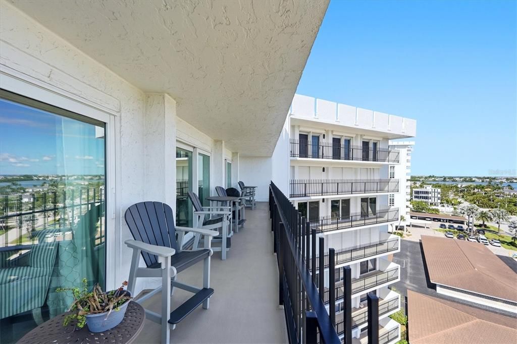 For Sale: $1,075,000 (2 beds, 2 baths, 1275 Square Feet)